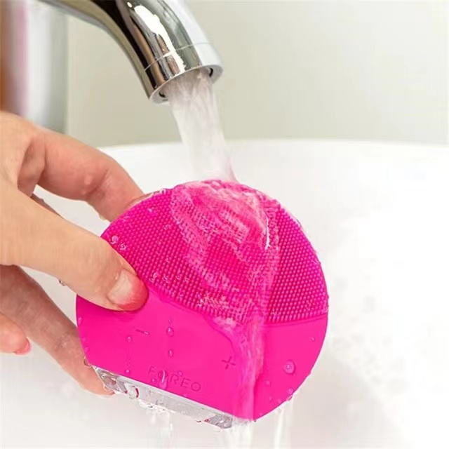 Facial Cleansing Device Silicone, USB Rechargeable, Waterproof, Electric Massager for All Skin Types