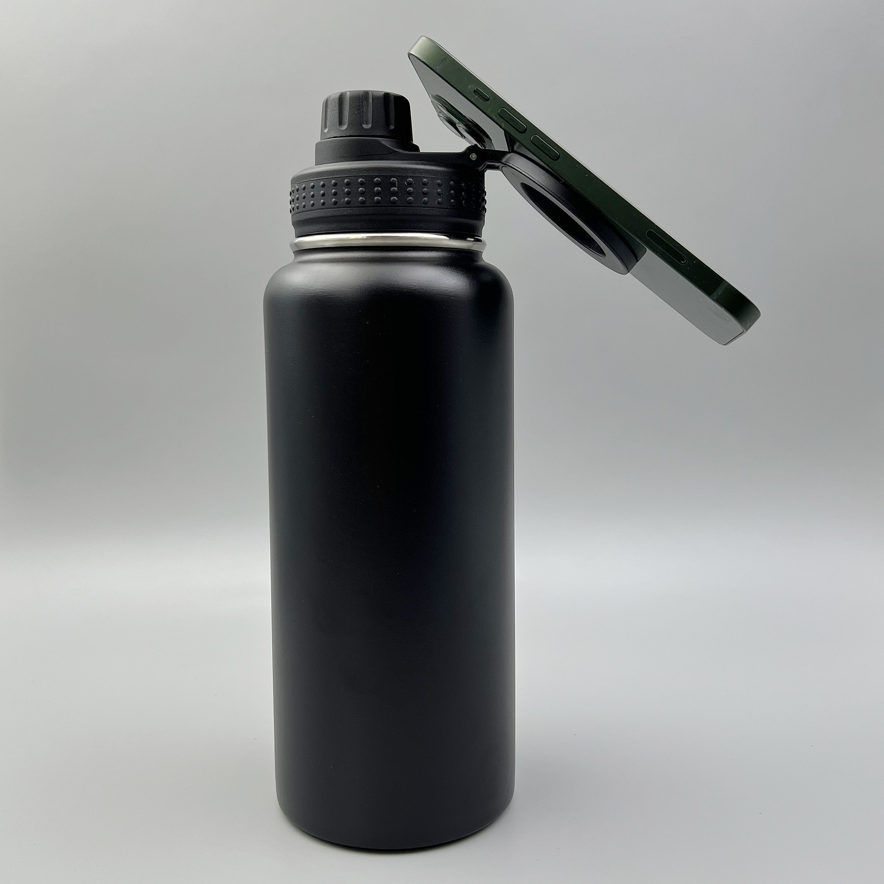 304 stainless steel 32oz insulated water bottle with magnetic phone mount cover, perfect for outdoor sports