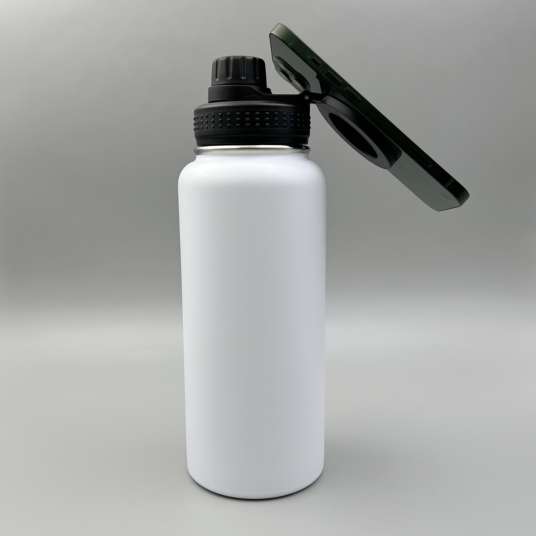304 stainless steel 32oz insulated water bottle with magnetic phone mount cover, perfect for outdoor sports