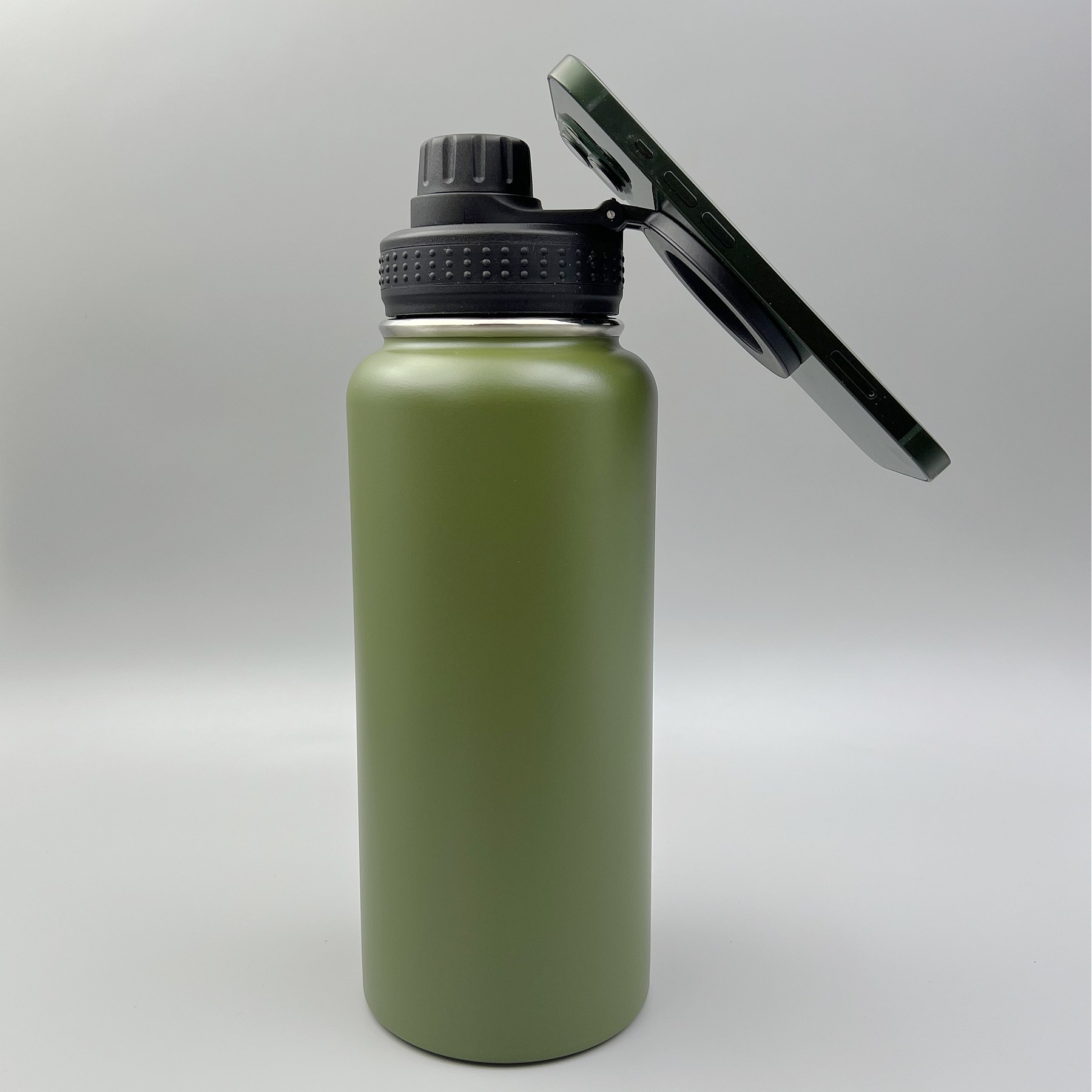 304 stainless steel 32oz insulated water bottle with magnetic phone mount cover, perfect for outdoor sports