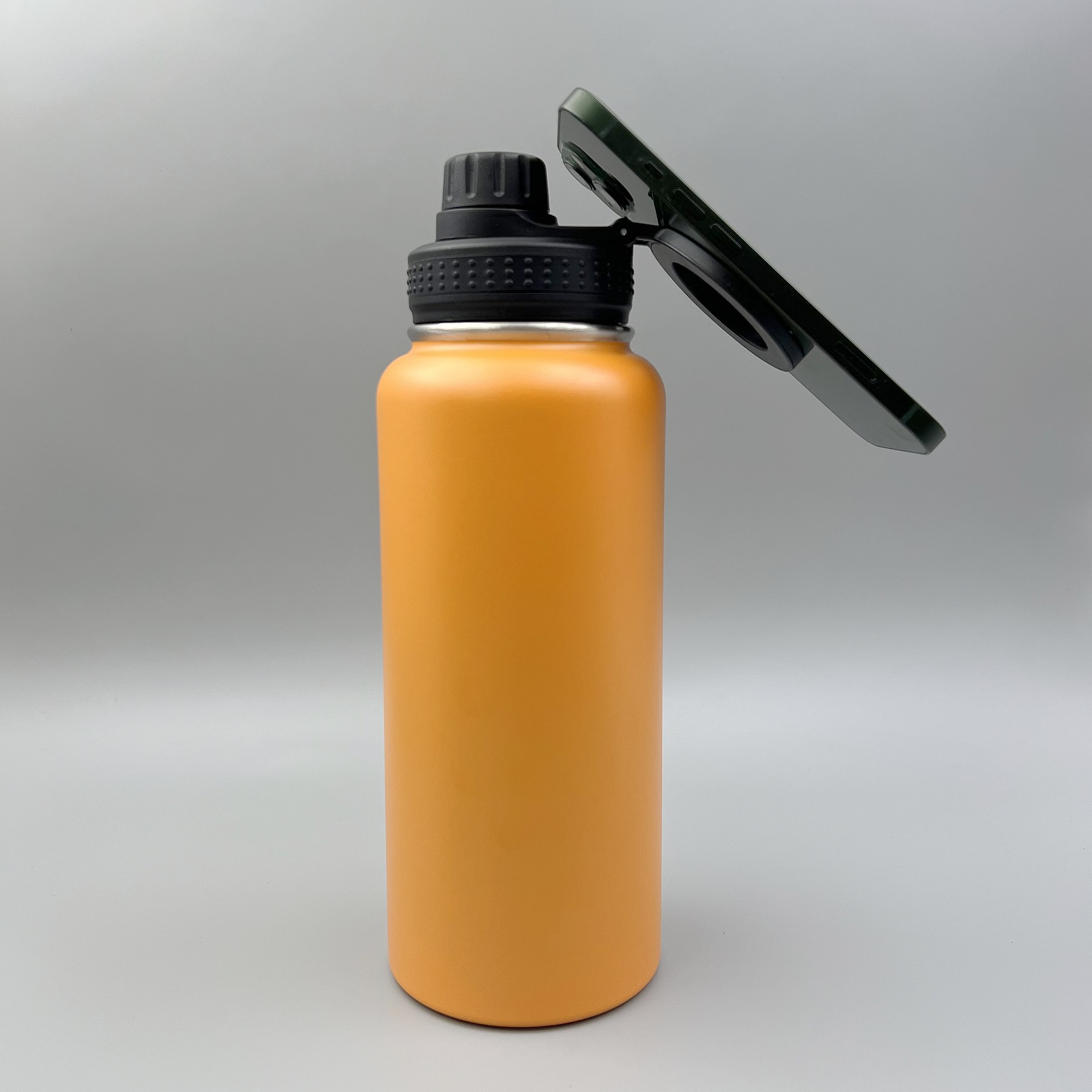 304 stainless steel 32oz insulated water bottle with magnetic phone mount cover, perfect for outdoor sports