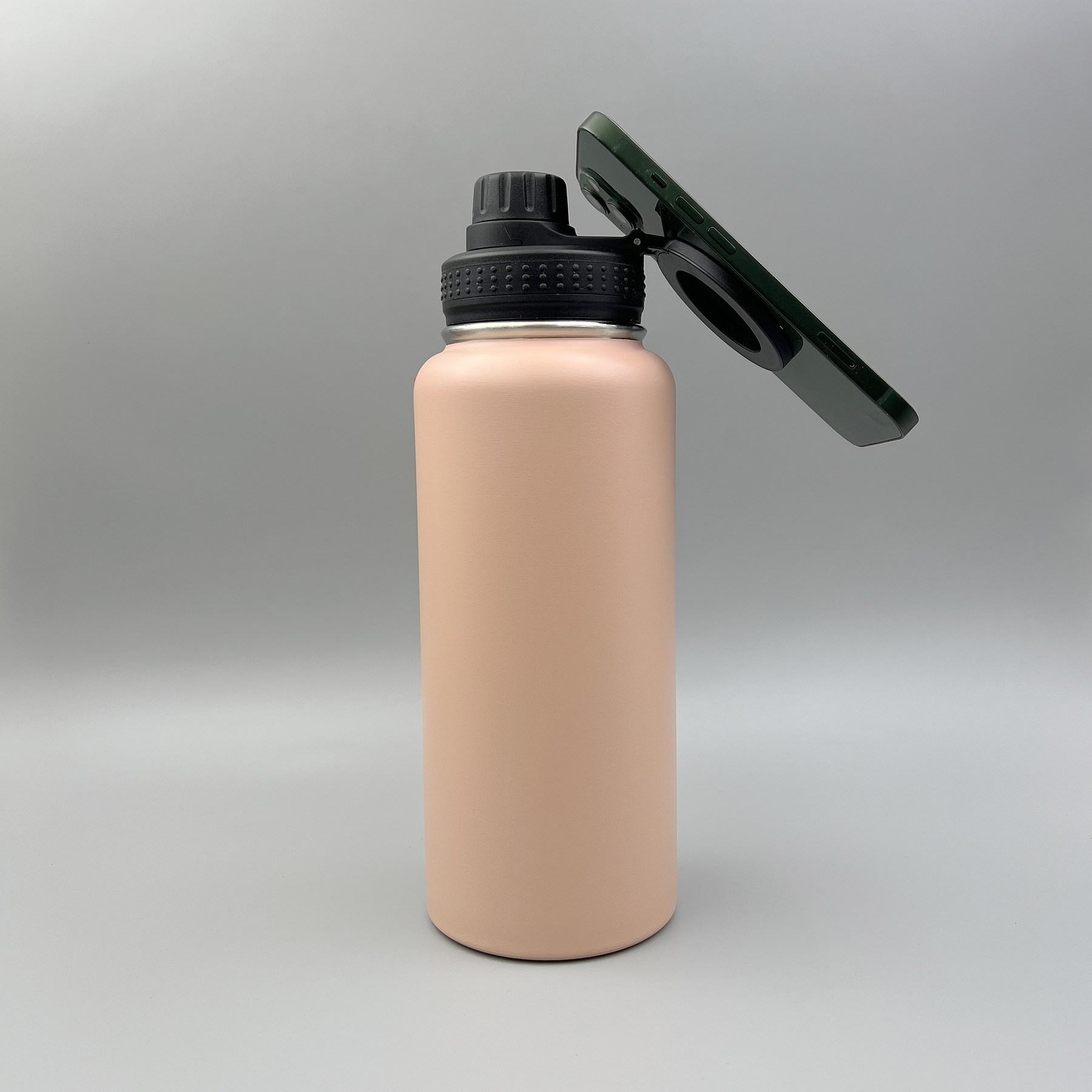 304 stainless steel 32oz insulated water bottle with magnetic phone mount cover, perfect for outdoor sports