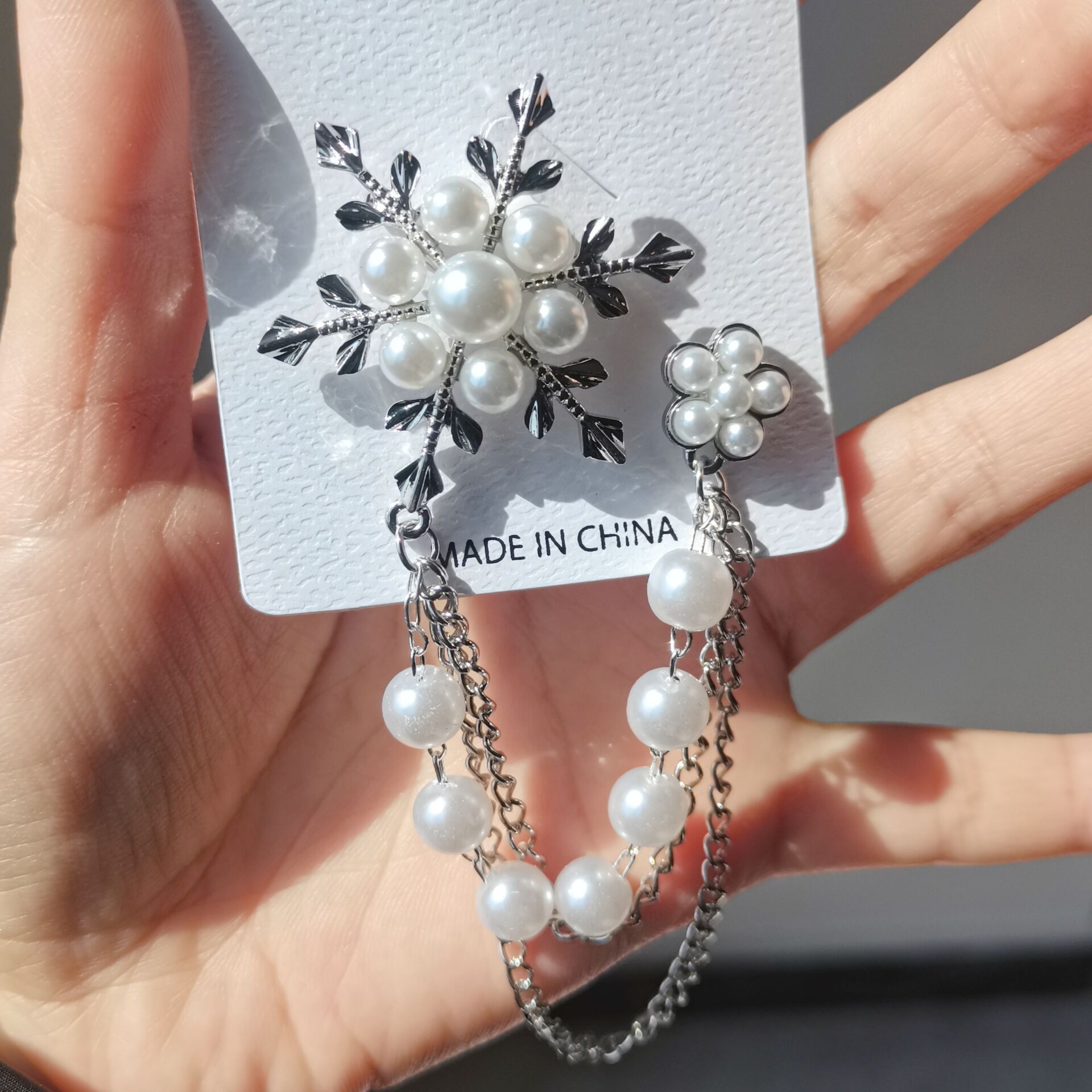 New diamond pearl snowflake tassel brooch women's chain snowflake brooch