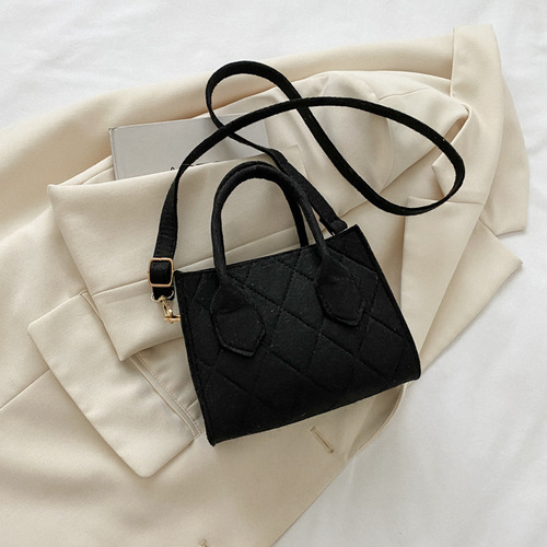 Spring Summer Women’s Fashion Messenger Bag Large Capacity Underarm Shoulder Handbag with Niche Design