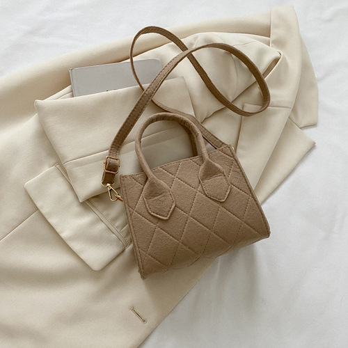 Spring Summer Women’s Fashion Messenger Bag Large Capacity Underarm Shoulder Handbag with Niche Design