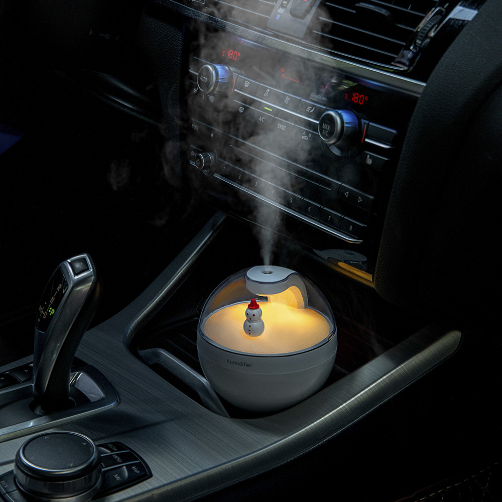 New arrivals   Astronauts Christmas LED light mini h2o Spray cool Mist maker fogger  mini car air humidifier