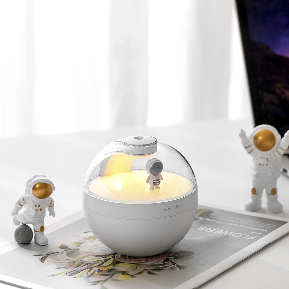 New arrivals   Astronauts Christmas LED light mini h2o Spray cool Mist maker fogger  mini car air humidifier