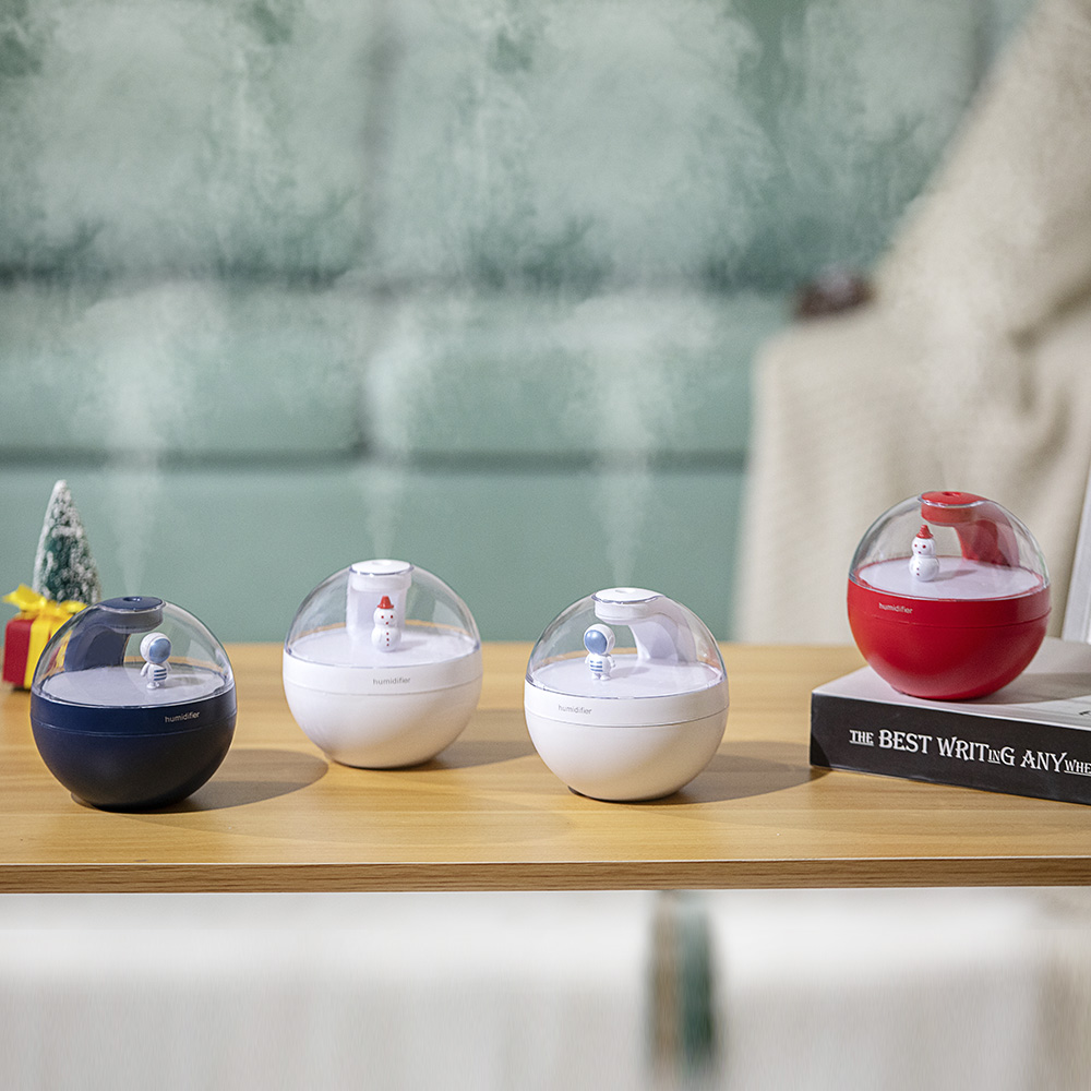 New arrivals   Astronauts Christmas LED light mini h2o Spray cool Mist maker fogger  mini car air humidifier