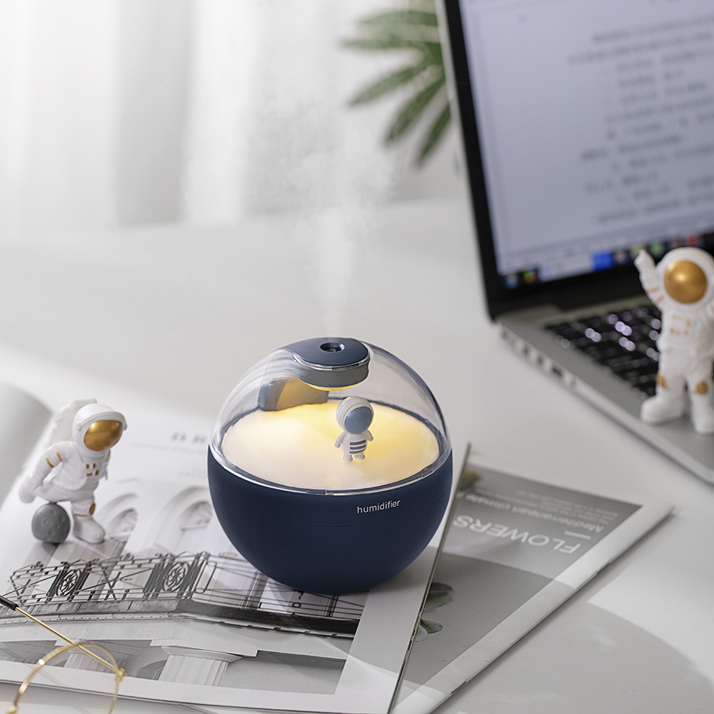 New arrivals   Astronauts Christmas LED light mini h2o Spray cool Mist maker fogger  mini car air humidifier