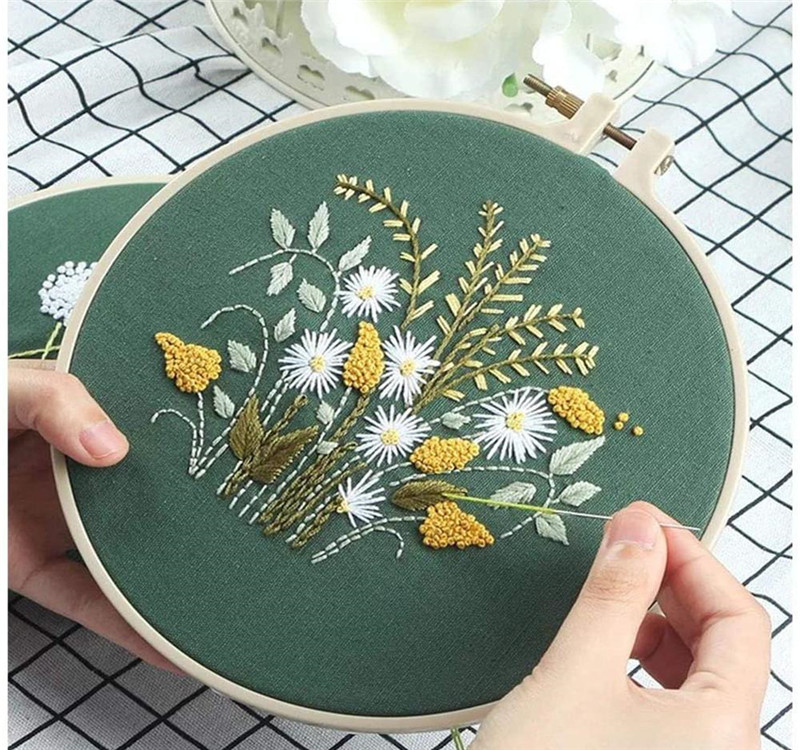 22-2022 New Embroidery Flower Handmade Needlework DIY Embroidery Starter Kits with Plastic Wooden Hoop