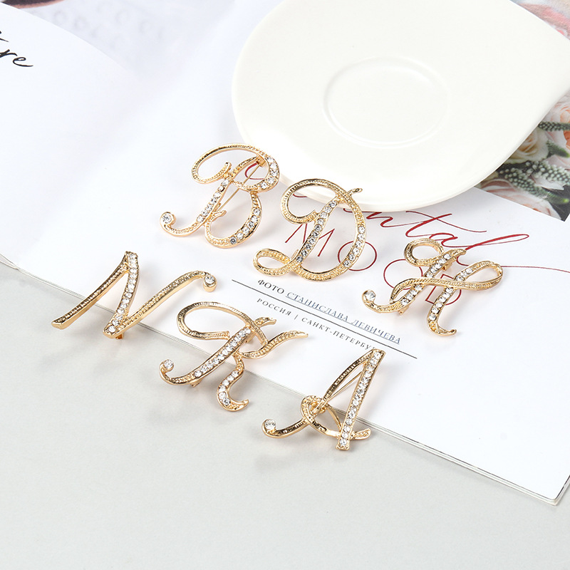 Fashion Rhinestone Initial Brooches 26 Letters Silver Gold Brooch Pins Men Women Wedding Party Jewelry Clothes Accessori
