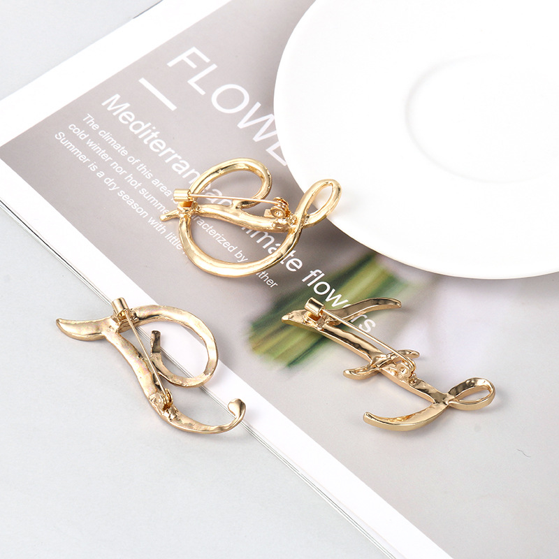 Fashion Rhinestone Initial Brooches 26 Letters Silver Gold Brooch Pins Men Women Wedding Party Jewelry Clothes Accessori