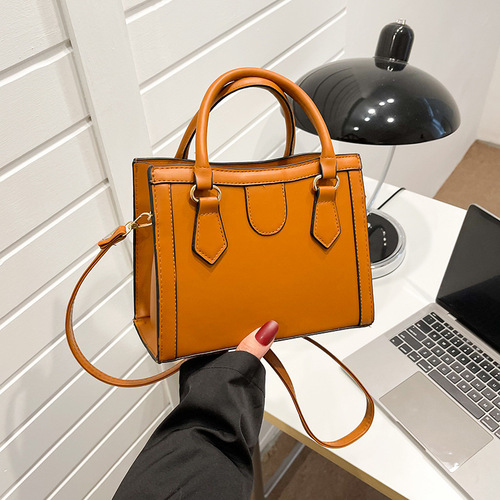 Trendy Luxury Women's Messenger Bag Fashionable Shoulder Crossbody Bag for Commuting