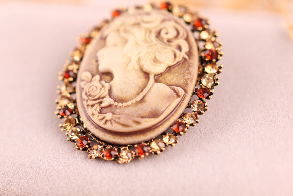 Amazon Ebay Hot Selling Hollow Crystal Flower Oval Lady Queen Cameo Brooch for Women Antique Gold Party Vintage Brooch J