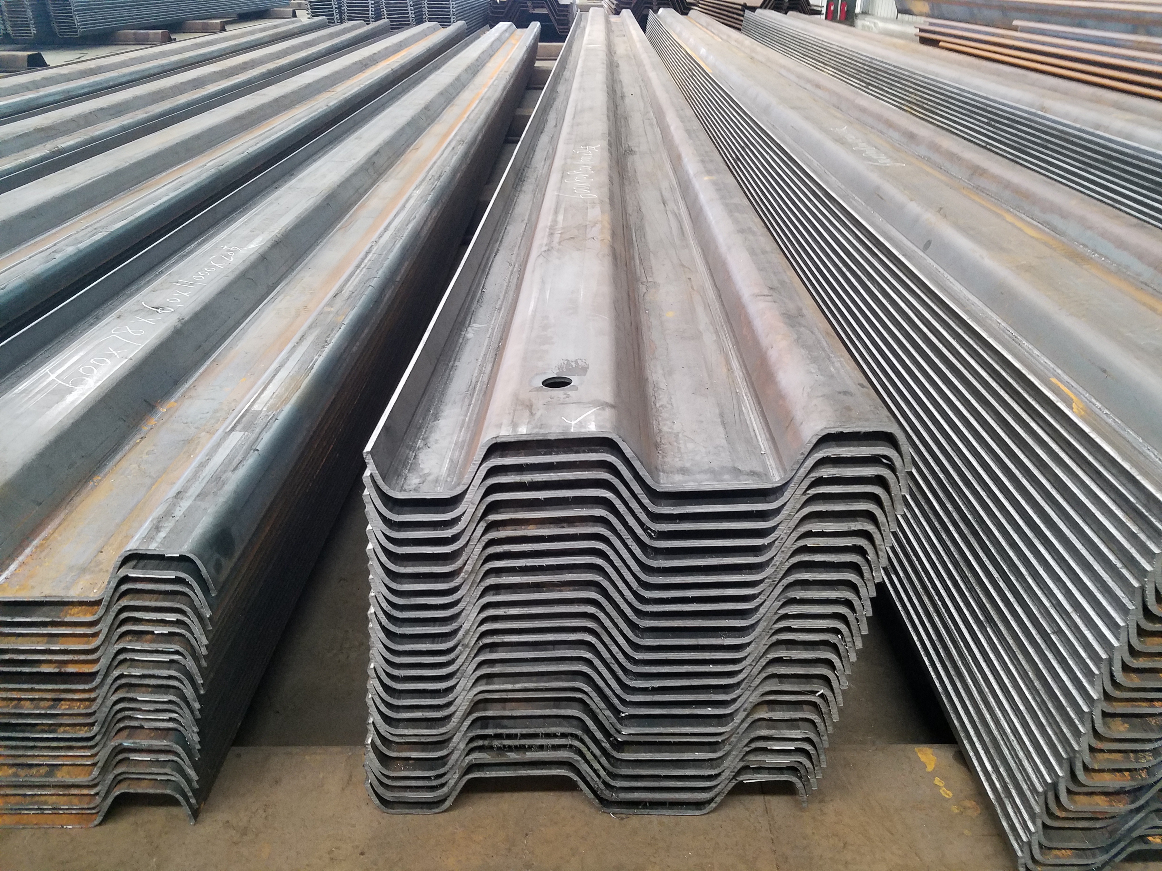 Overlapping and interlocking trench sheet sheets sheeting