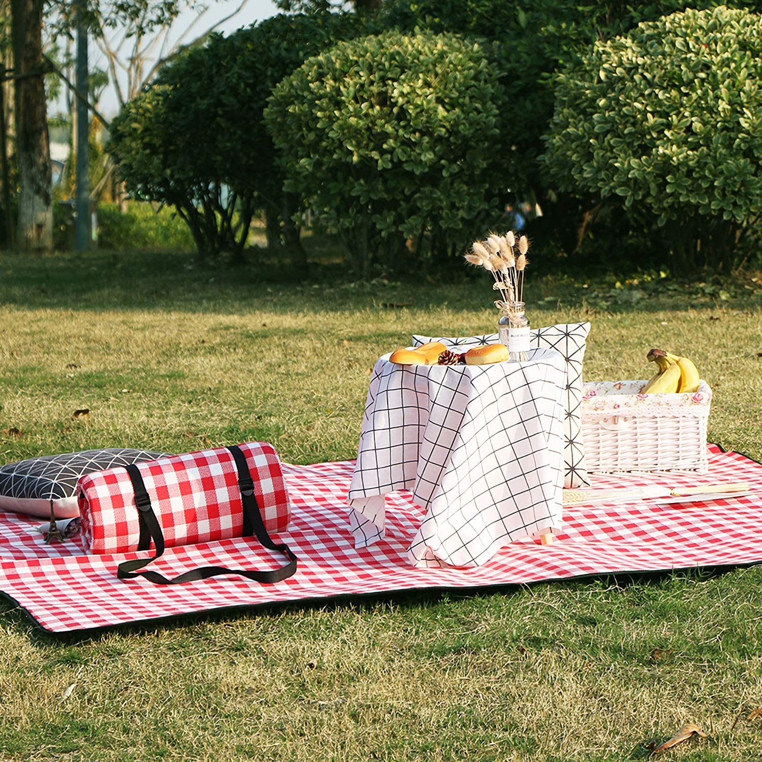 European and American style outdoor travel beach picnic blanket portable waterproof plaid picnic mat