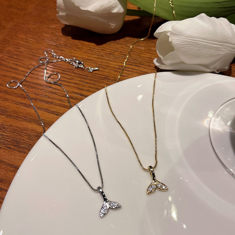 Premium Human Fishtail Pendant Necklace for Women Exquisite Light Luxury French Retro Style