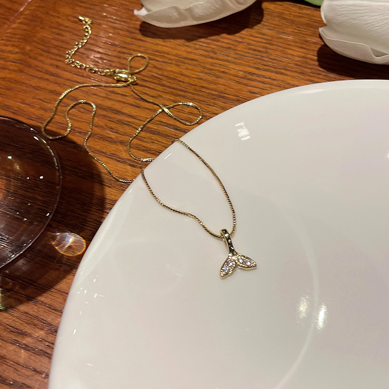 Premium Human Fishtail Pendant Necklace for Women Exquisite Light Luxury French Retro Style