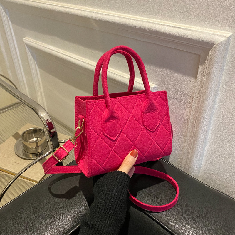 Spring Summer Women’s Fashion Messenger Bag Large Capacity Underarm Shoulder Handbag with Niche Design