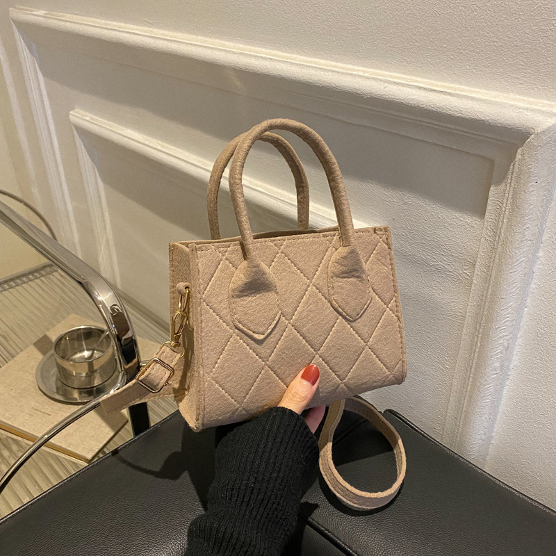 Spring Summer Women’s Fashion Messenger Bag Large Capacity Underarm Shoulder Handbag with Niche Design