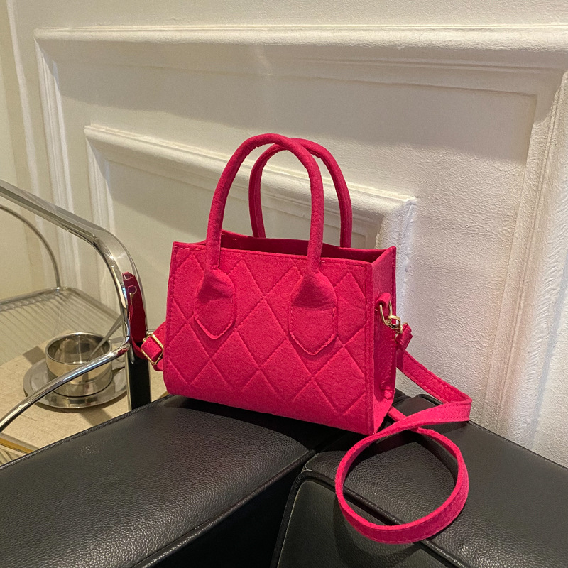 Spring Summer Women’s Fashion Messenger Bag Large Capacity Underarm Shoulder Handbag with Niche Design