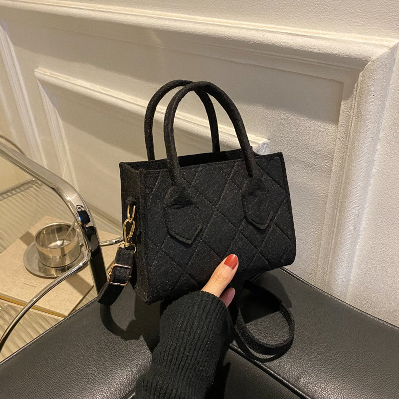 Spring Summer Women’s Fashion Messenger Bag Large Capacity Underarm Shoulder Handbag with Niche Design