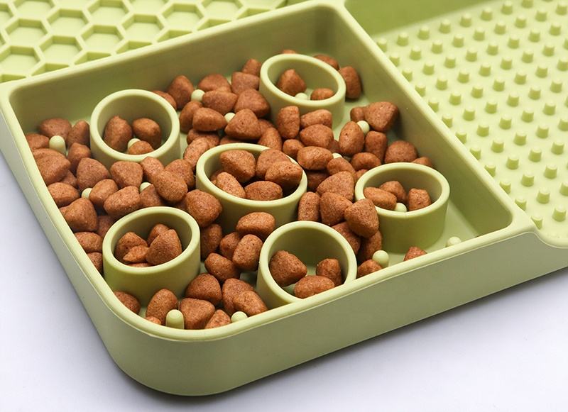 New Hot Selling Lickmat Food Grade Silicone Slow Feeder Bowl with Suction Cups Pet Licking Mat for Dogs and Cats