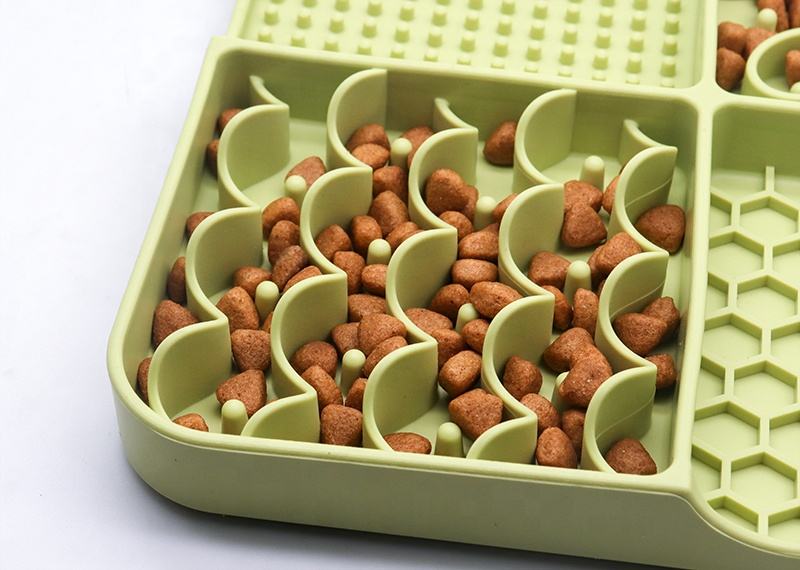 New Hot Selling Lickmat Food Grade Silicone Slow Feeder Bowl with Suction Cups Pet Licking Mat for Dogs and Cats
