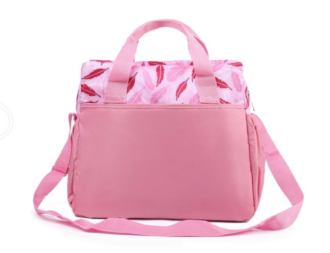 A lady of fashion with slant-span bags and all-round bags