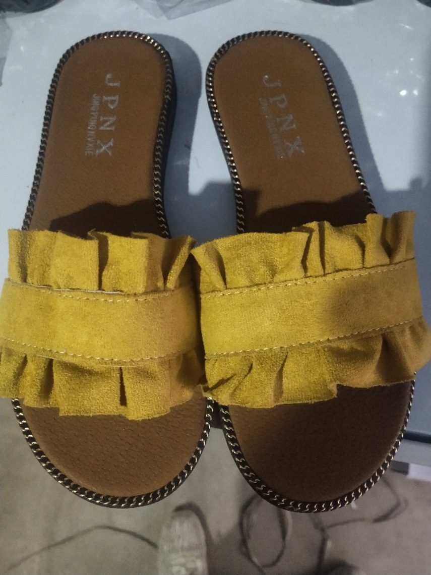 Spring and summer 2021 new women's shoes slippers ruffled leisure beach women's sandals flat bottom flip flops
