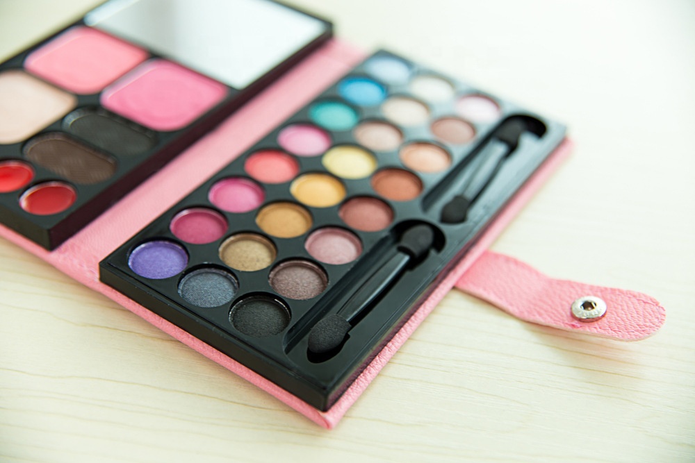  Private Label 22 Colors or 33 Colors Nude Eyeshadow Makeup Palette with Mirror PU Case