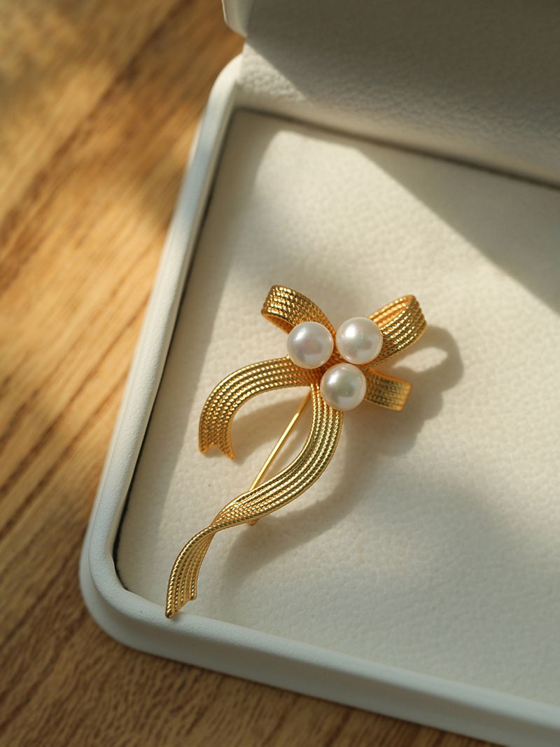 Bow - Fresh Water Pearl Brooch - Simple fashion - elegant atmosphere - Ribbon coat brooch