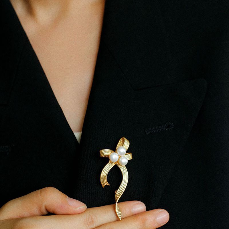 Bow - Fresh Water Pearl Brooch - Simple fashion - elegant atmosphere - Ribbon coat brooch