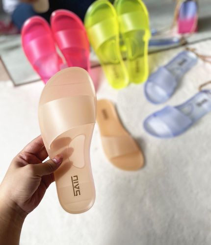 2022 Summer Hot Selling Fashion Design Flats Candy Color Flip Flops Ladies Stylish Casual Trendy Slides Slippers Jelly S
