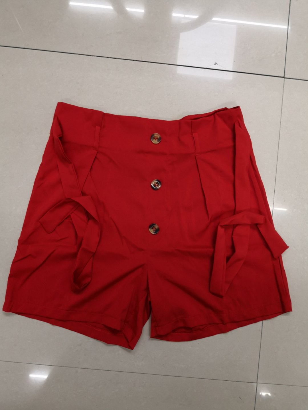 High-waisted women's shorts, high-waisted buttons and plain colored women's pants