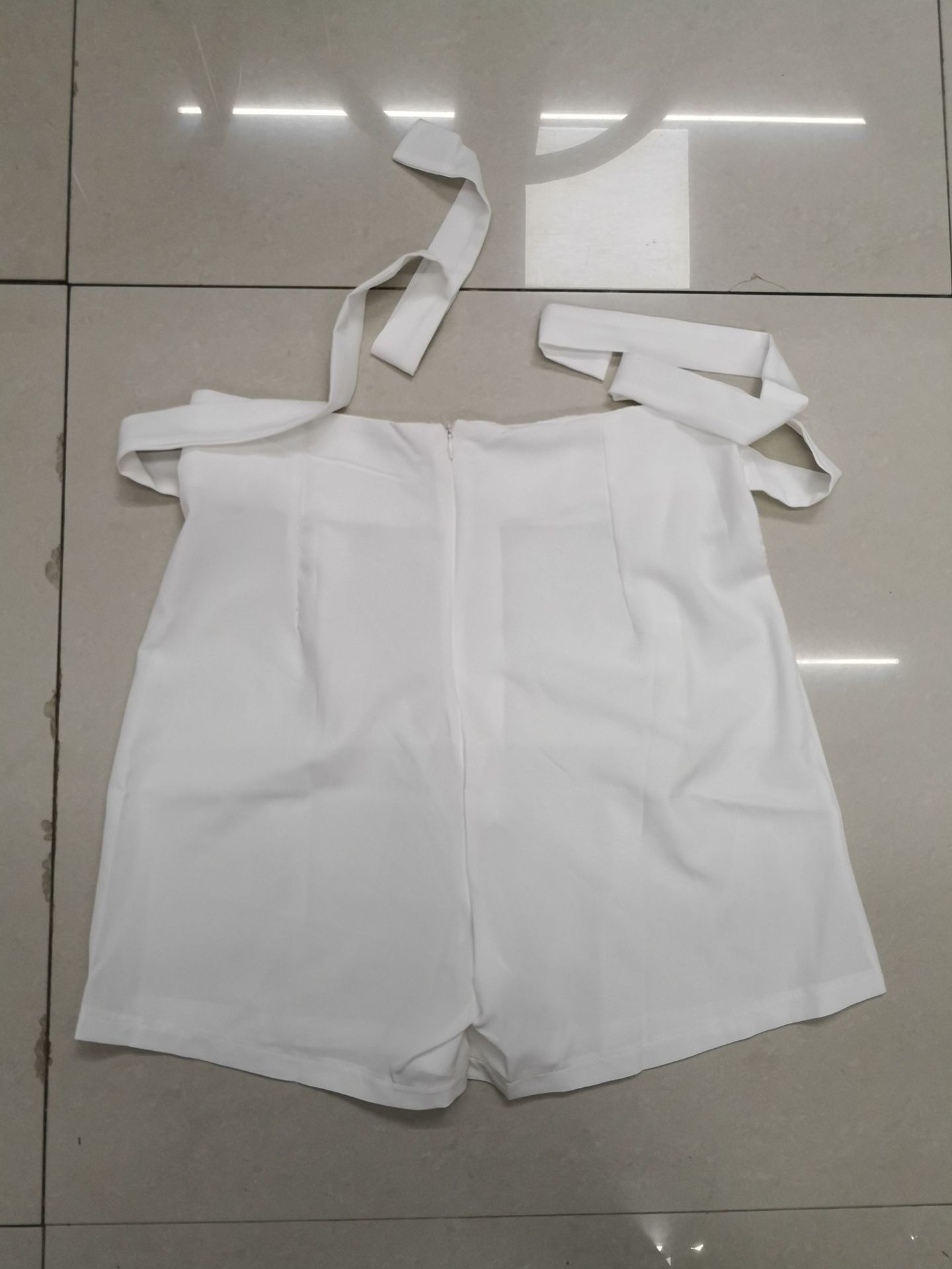 High-waisted women's shorts, high-waisted buttons and plain colored women's pants