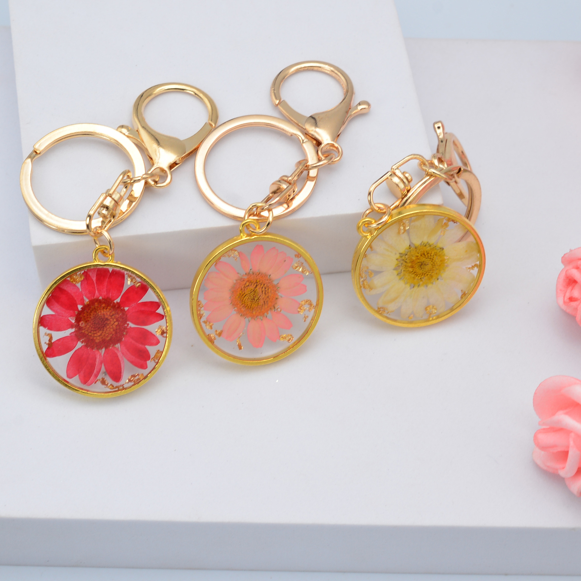 Daisy flower keychain Crystal drop glue round hanging fashion simple women's bag car small gift accessories