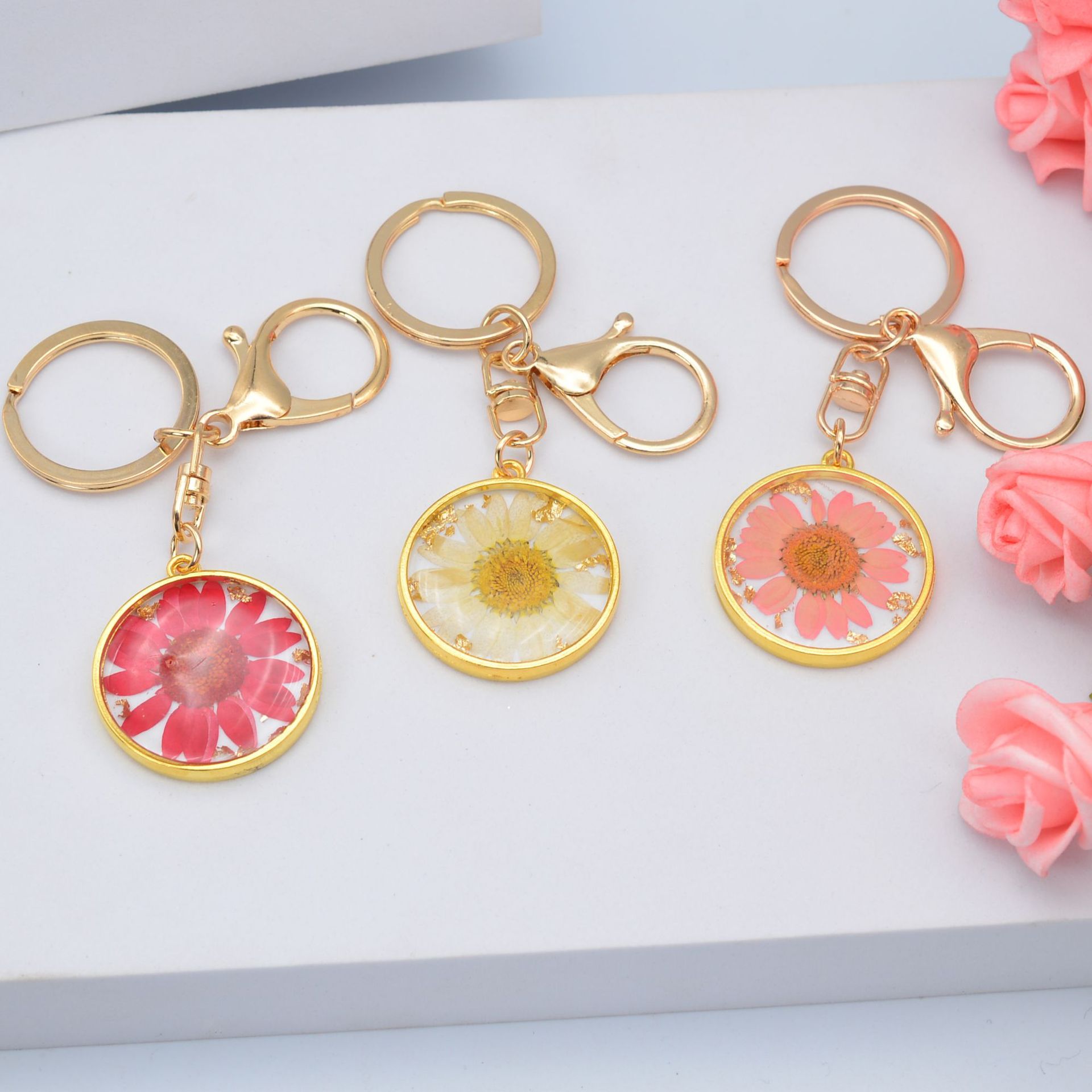 Daisy flower keychain Crystal drop glue round hanging fashion simple women's bag car small gift accessories