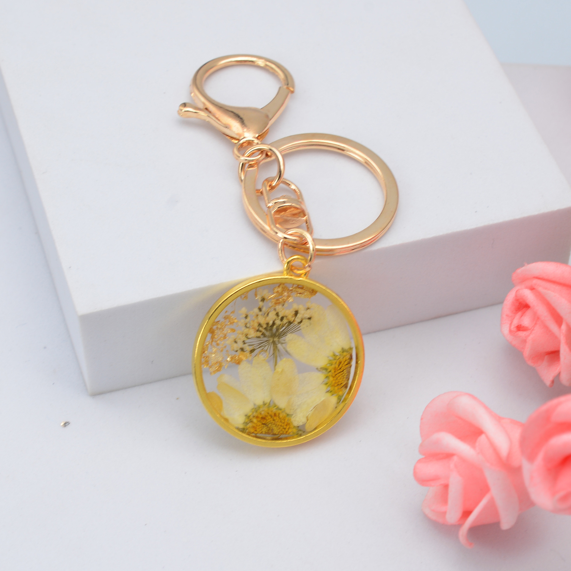 Daisy flower keychain Crystal drop glue round hanging fashion simple women's bag car small gift accessories