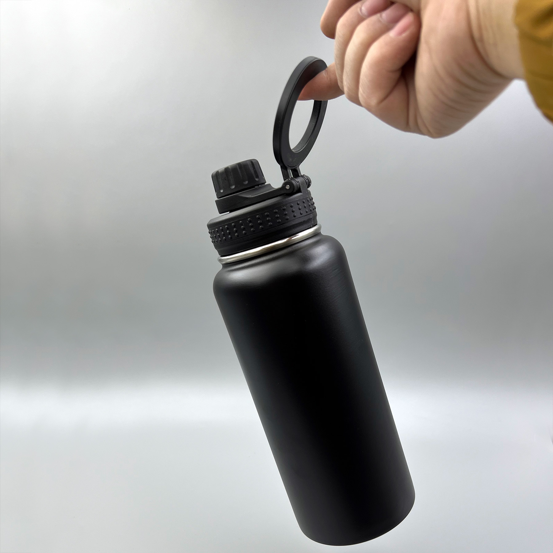 304 stainless steel 32oz insulated water bottle with magnetic phone mount cover, perfect for outdoor sports