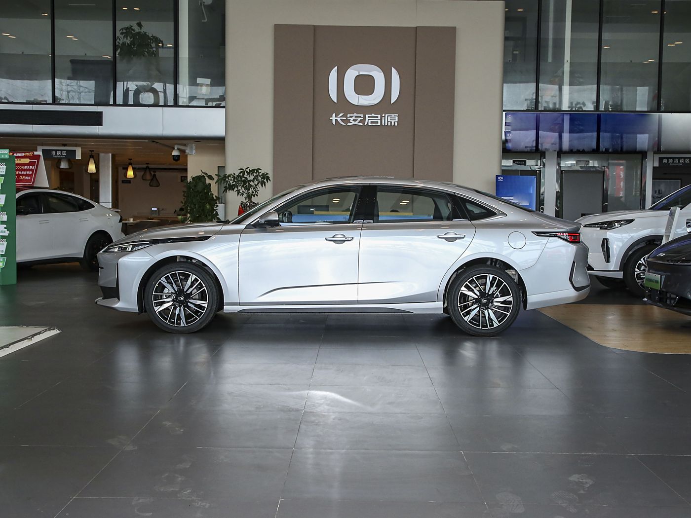 2025 Changan Qiyuan A05 New Energy Vehicle Cheap Electric Car with 1300km Long Range Ev Car
